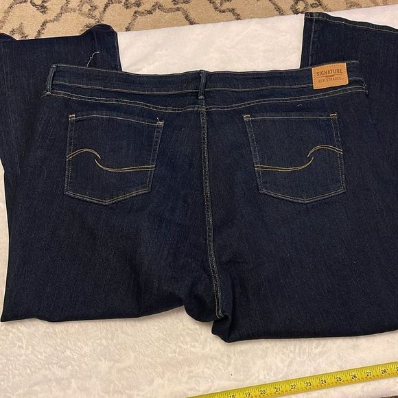 Signature Levi’s Women’s Plus Dark Denim Jeans Size 18 Midrise Boot Cut - Picture 7 of 7